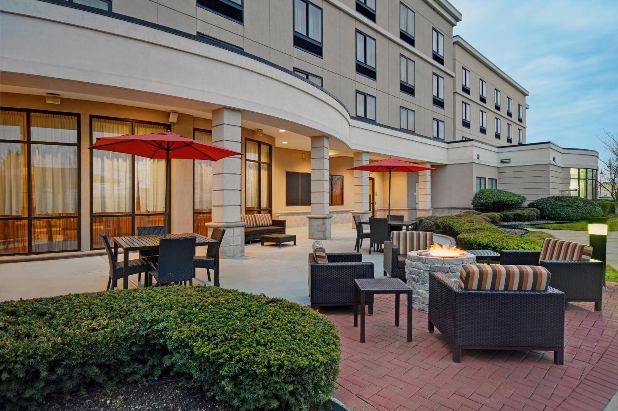 Courtyard Republic Airport Long Island/Farmingdale Hotel Exterior photo